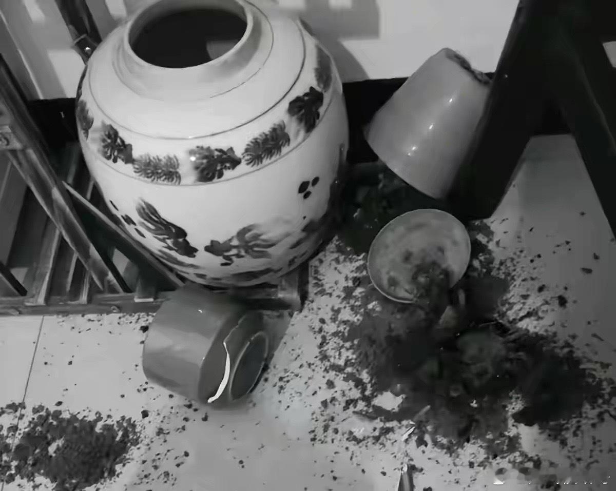 78岁老人出殡，侄子要3万才肯摔老盆，老人的大女儿没有惯着，一个举动让侄子傻眼了