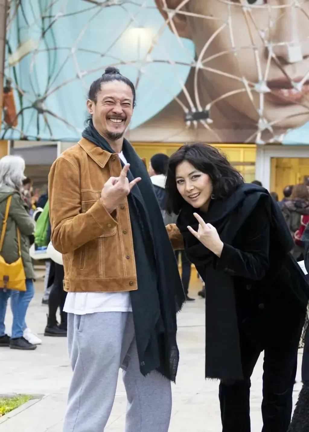 幸亏他娶了赌王的千金，不然早就没命了。
陈子聪是赌王千金何超仪的丈夫，近10年以