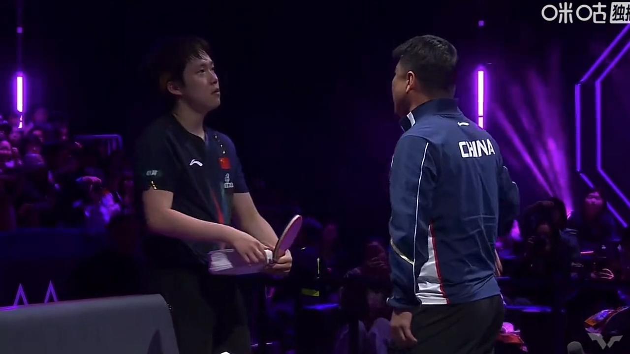 王楚钦输球后：有谁注意到他的自责？
大头输球后，回到场边，边收拾球拍，边不停地摇