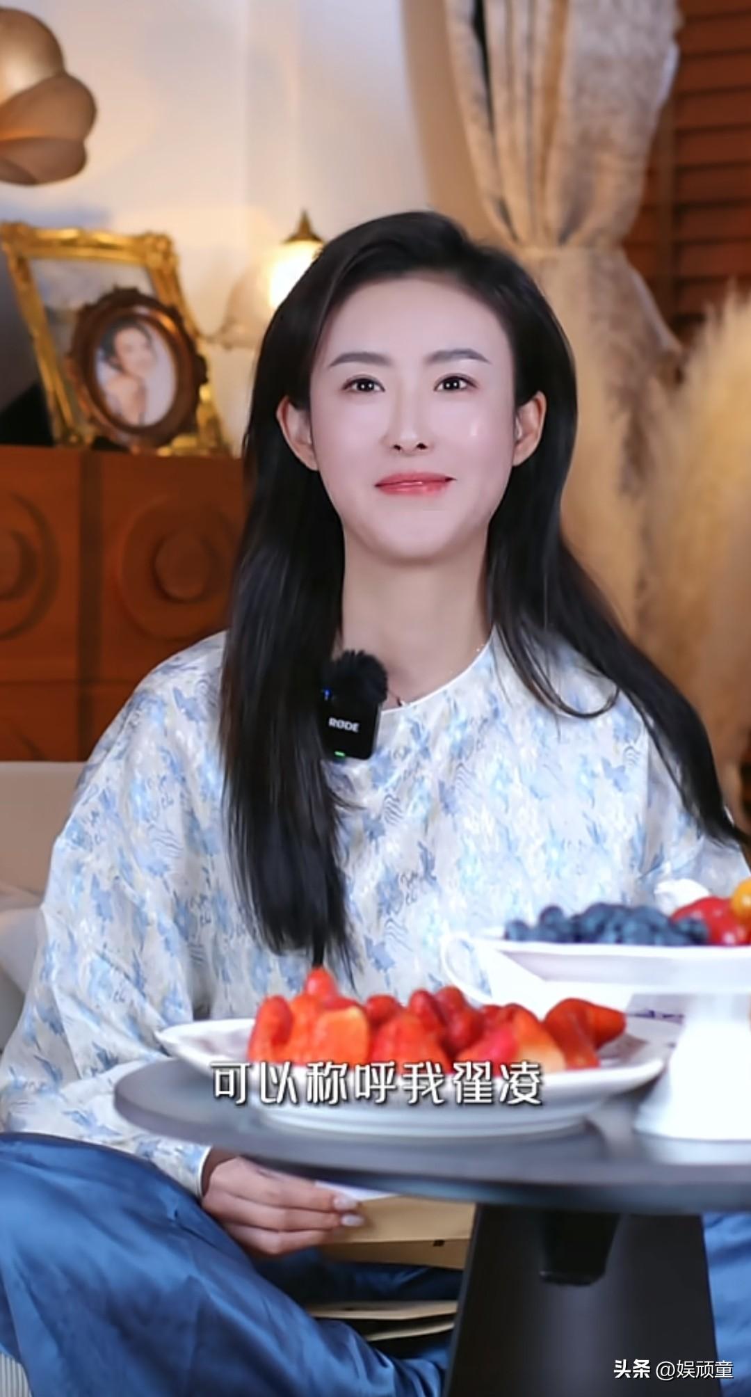 现在的网红，论勇敢当属“兽兽”！
刚才翟凌发了一条视频，手中拿着一张写着“你是兽