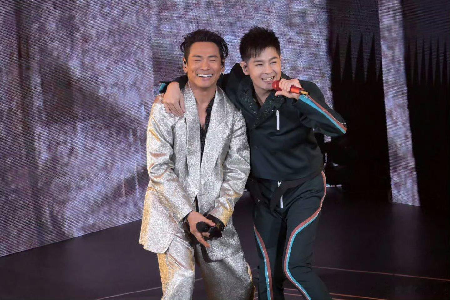 半个港圈都在杜德伟演唱会 杜德伟40周年演唱会群星汇聚！林志颖助唱掀高潮，众港星