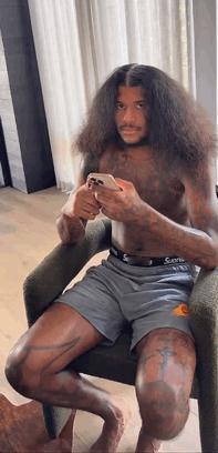 这是真爱呀，23岁的杰伦·格林秀出了他背上的纹身，纹身图案是他40岁的女友德雷亚