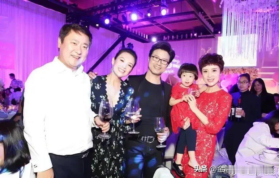 金巧巧被曝已经和博纳影业老板于冬离婚三年了。两人2013年结婚，生下一对儿女，8