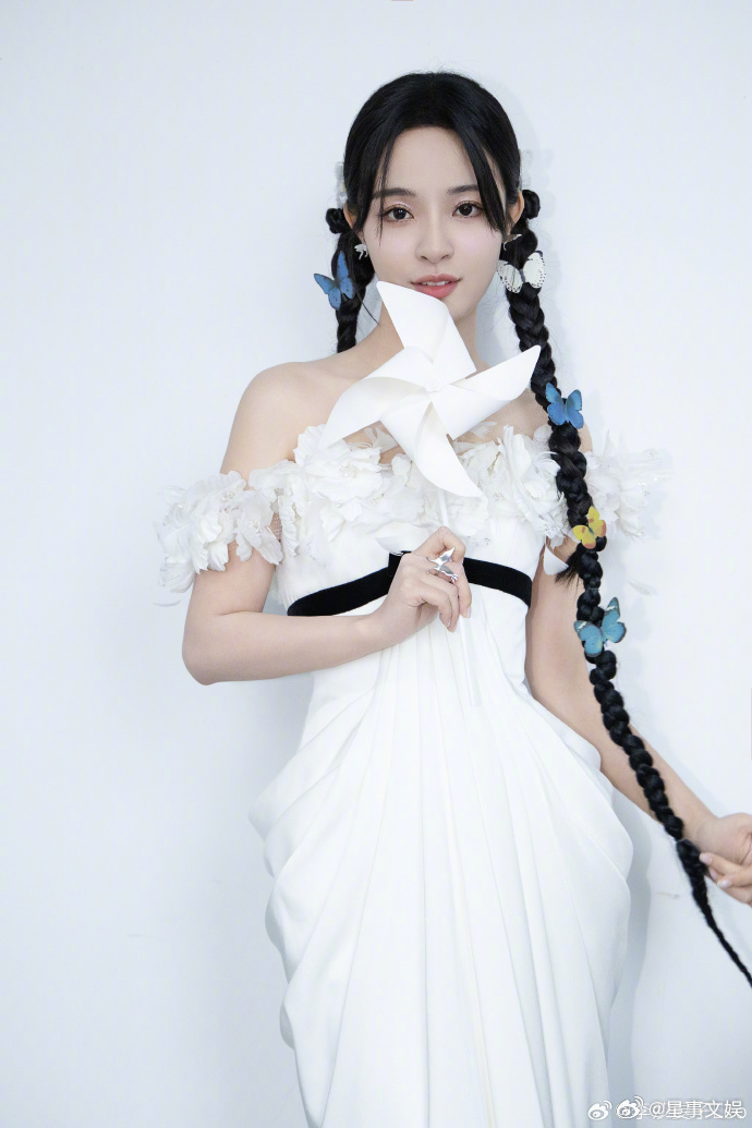 #李莎旻子百分百出品结业典礼主持人# 李莎旻子获选《百分百出品》结业典礼主持人，