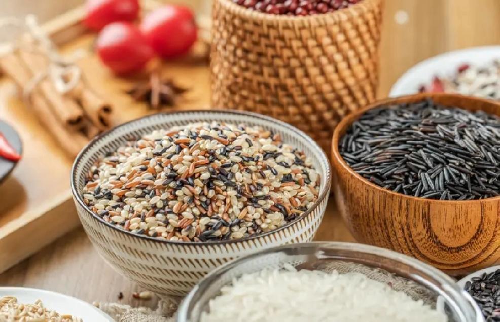 对于是否选择全谷物饮食，我觉得不必过分纠结。《中国居民膳食指南（2022）》推荐