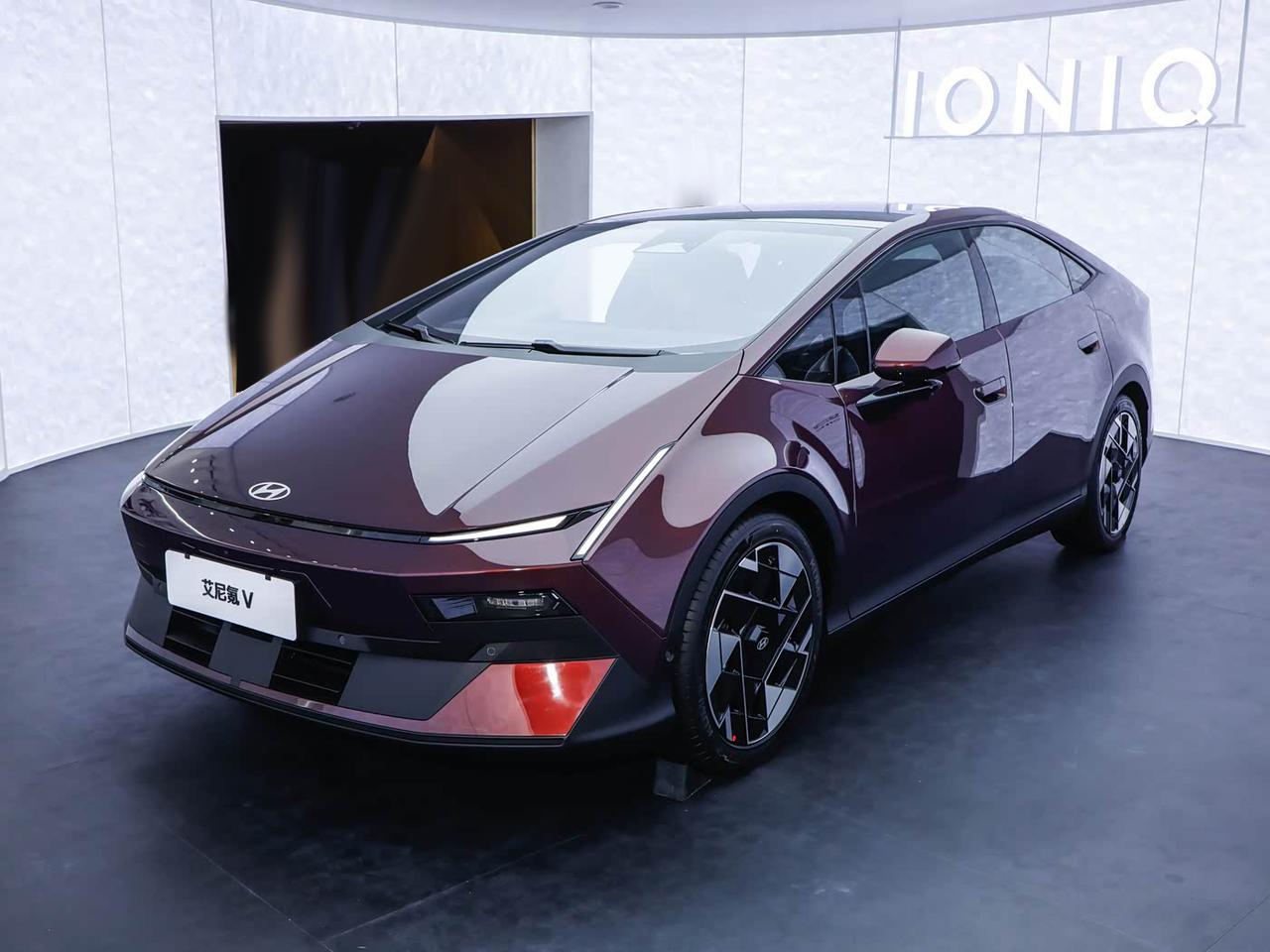 现代也开始掀桌子了？中型纯电跨界轿车权益价9.99万元起

今天，北京现代的全新