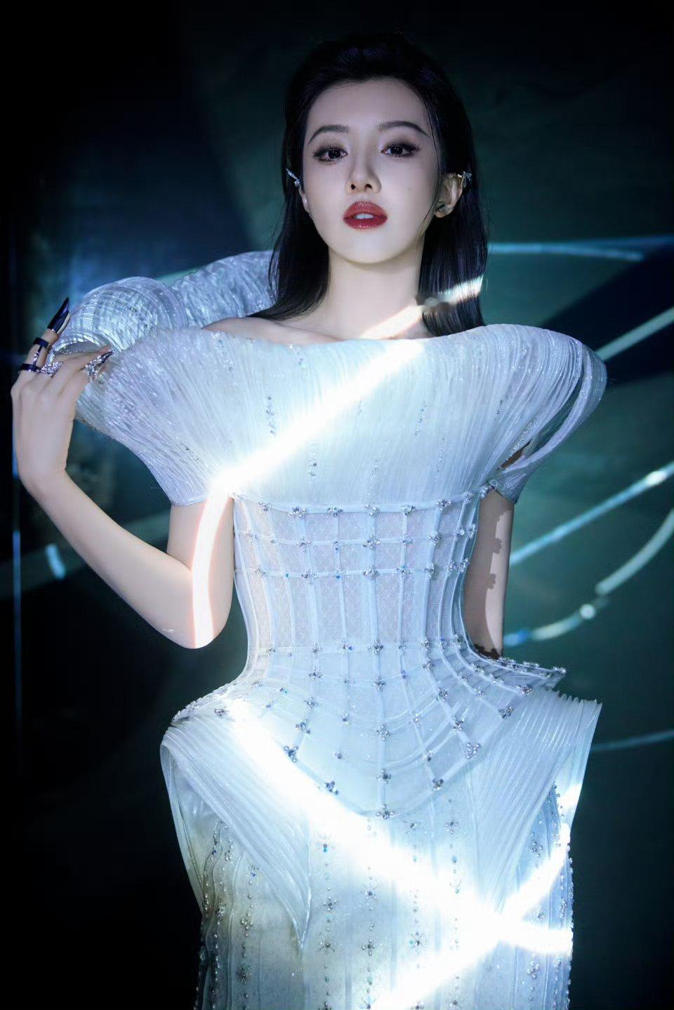 王鹤润是不是发现男的不靠谱，女人还是得搞事业王鹤润工作室 姐那是回自己家