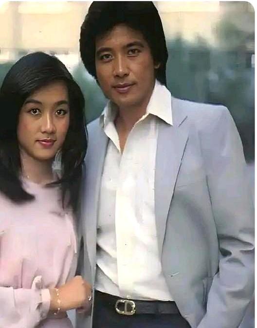 秦汉和吕秀玲早期合影太般配了！
 

吕秀玲总是睁着那双水灵灵的大眼睛含情脉脉地