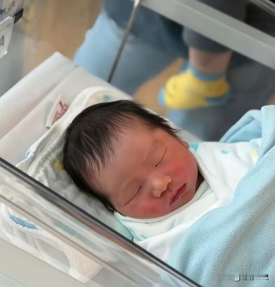 正在参加wtt新加坡大满贯的黄镇廷传来了好消息！
黄镇廷的太太在社媒晒出多张合照