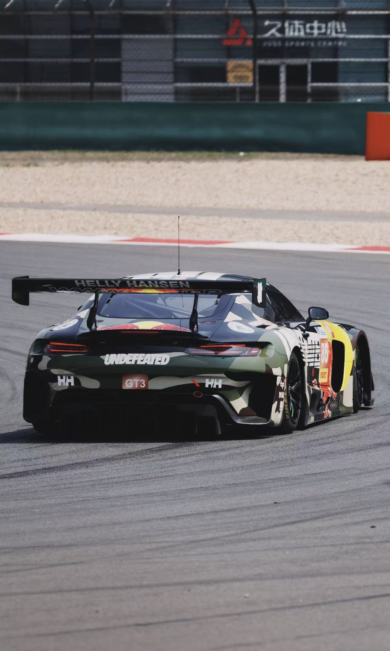 还有谁没看到王一博China GT赛车的实物图吗，隔着屏幕一整个被惊艳到了，85