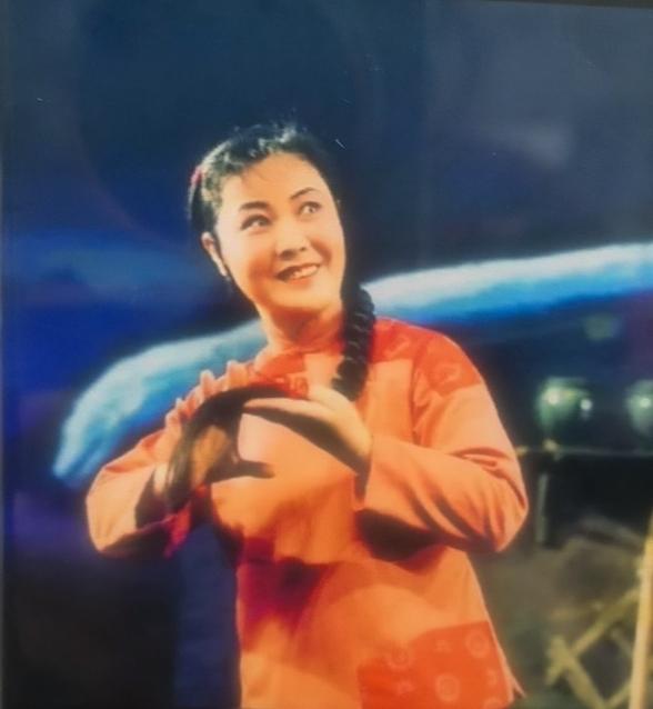 什么是德艺双馨？郭兰英就是。大家看到，2026年的8月11日，成为我们几代人经典