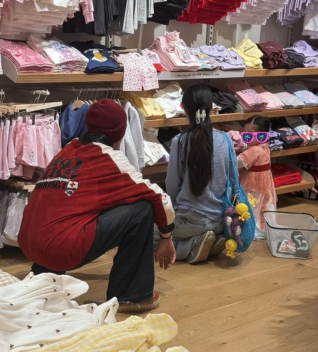 最近刷到网友在新加坡乌节路ION偶遇向佐郭碧婷一家的路透，居然是在cotton 