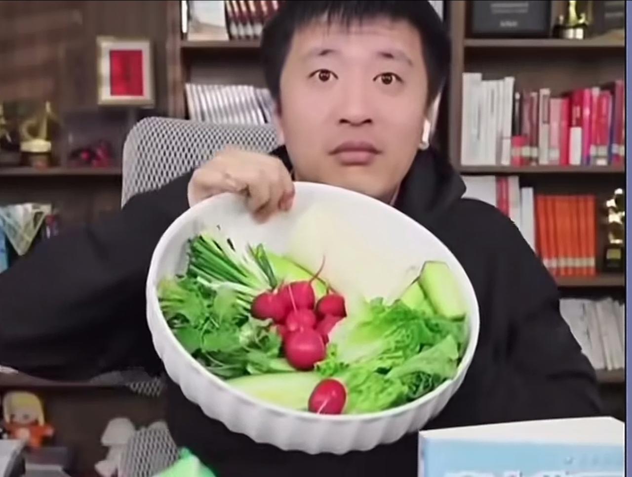 我一直很好奇，东北人为什么会拿生菜蘸着酱吃。第一次看到这种吃法，是在电视剧《刘老