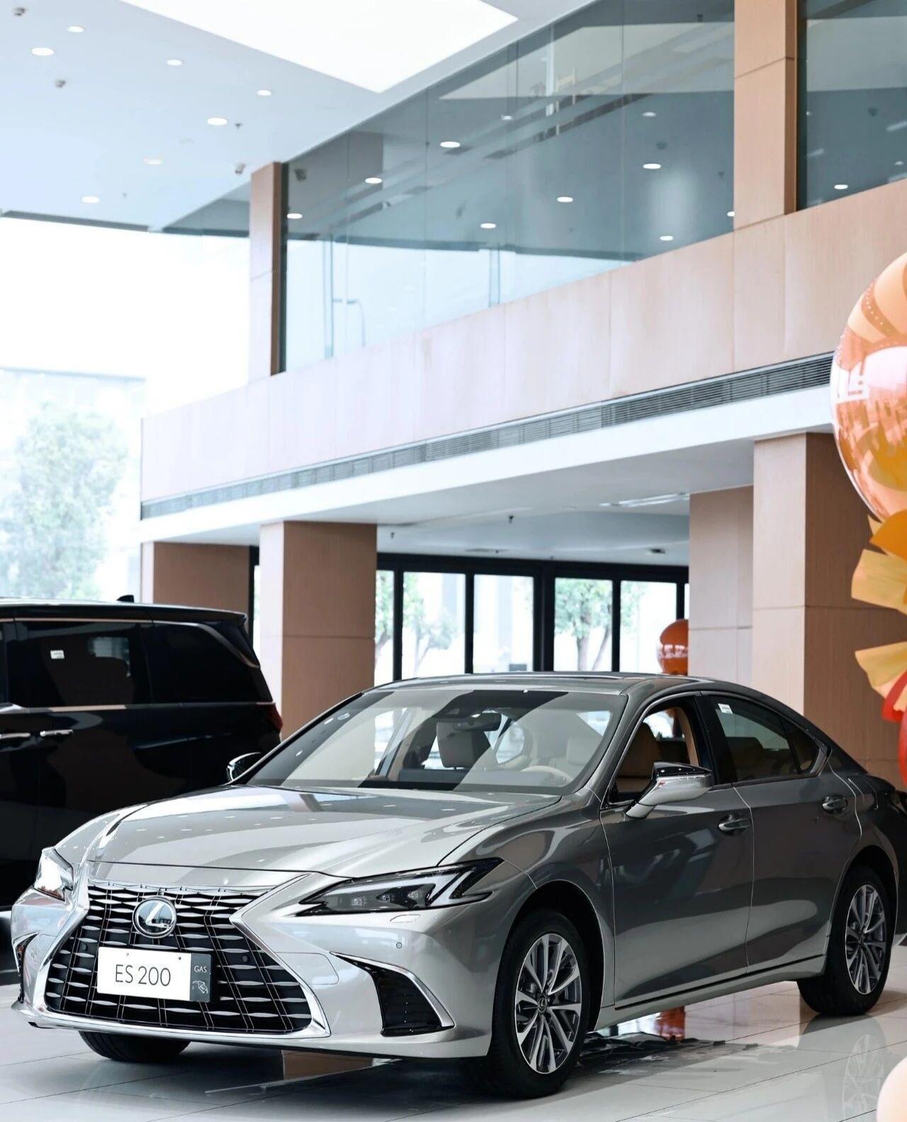 雷克萨斯ES200｜省油耐造颜值还高最近又去看了雷克萨斯，说实话好像来看的人好像