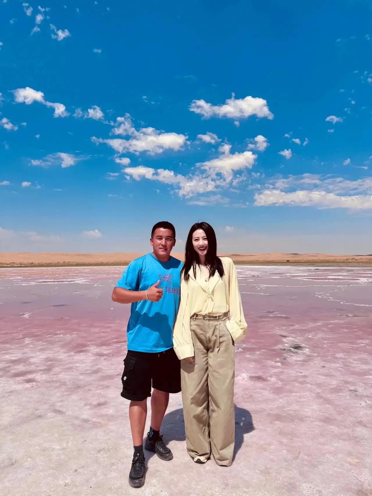 就这样拉着我们女神高圆圆拍照，赵又廷看到怕是要吃醋啦，哈哈！看高圆圆在银川，红唇