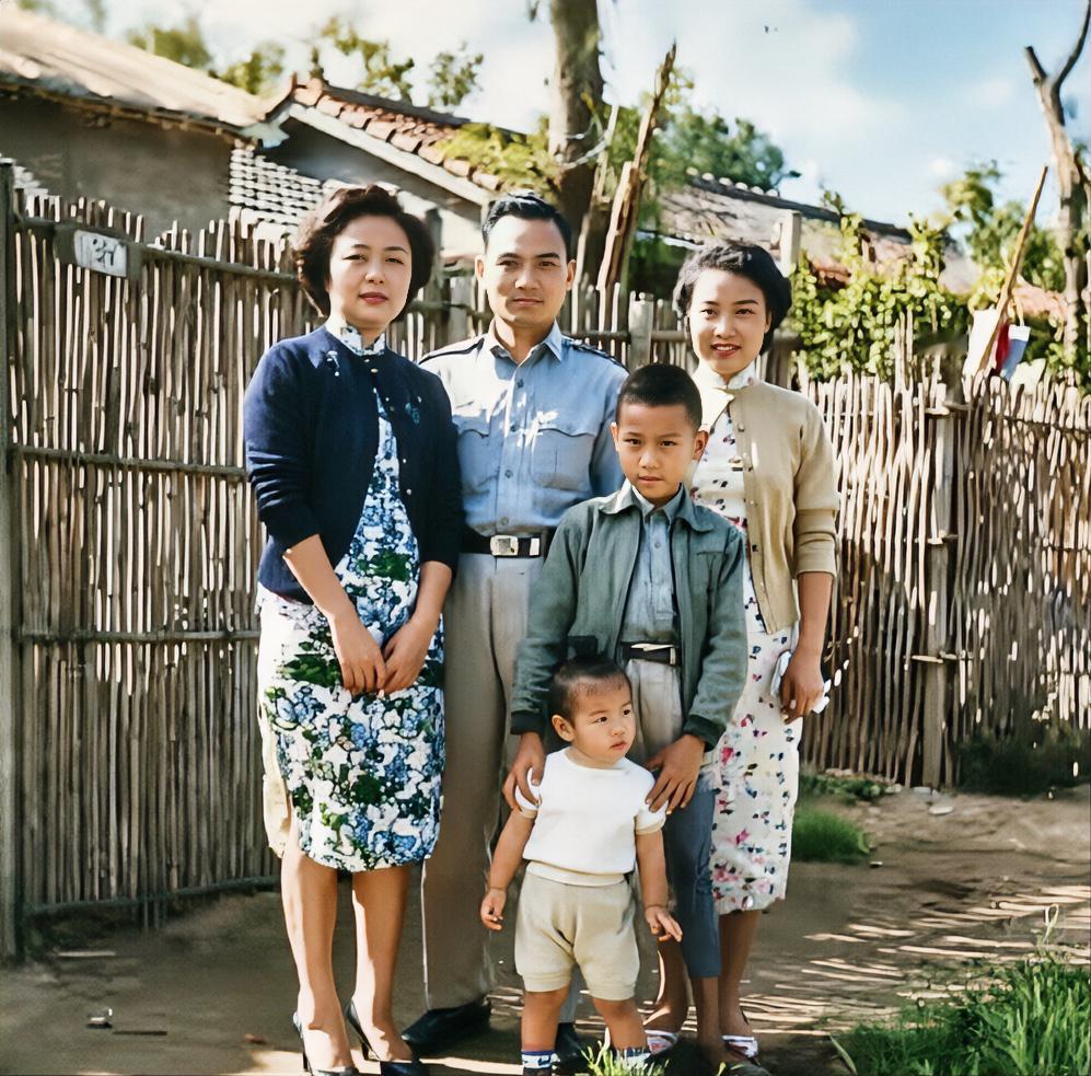 儿时郑丽文，看不出来吧？万万没想到
前面最小的小女孩，竟然有今天这样的魄力！