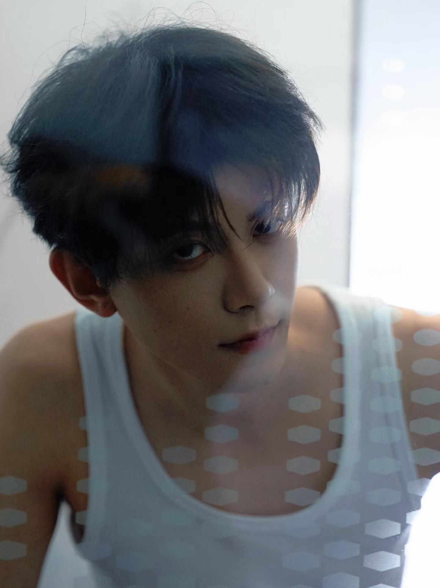 网友票选出穿背心最有苏感的男明星：TOP9 范丞丞TOP8 白敬亭TOP7 吴磊