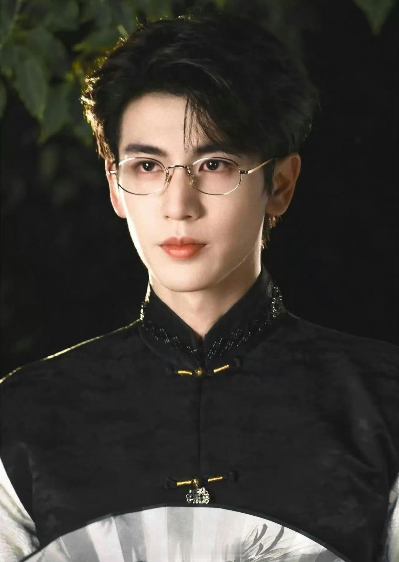 张凌赫抹唇这下有疯批那味儿了谁被张凌赫这个抹唇镜头狠狠拿捏！一个细微动作暗藏万千