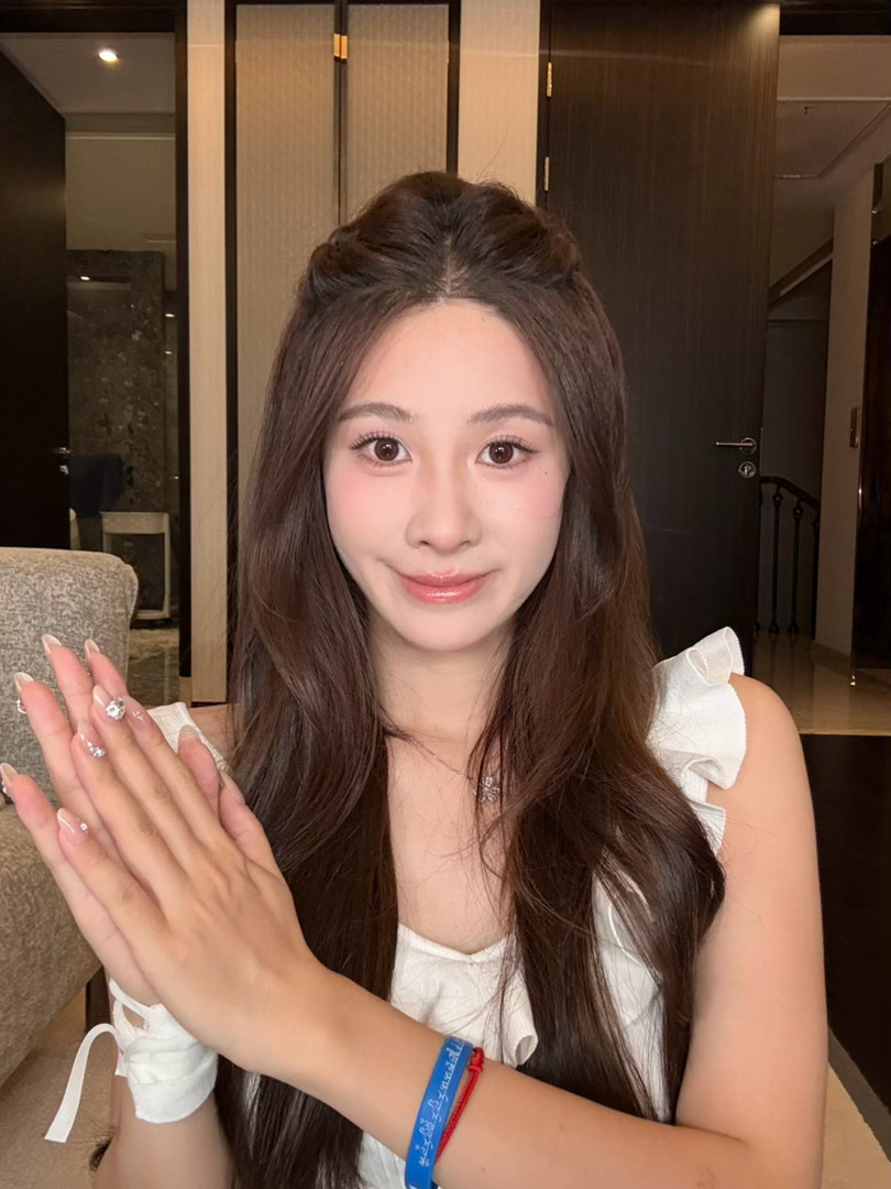 瘦➕兰嘉丝汀  面中就爆炸平整我已经不适合这种元气的公主发型了只能走利落的气质风