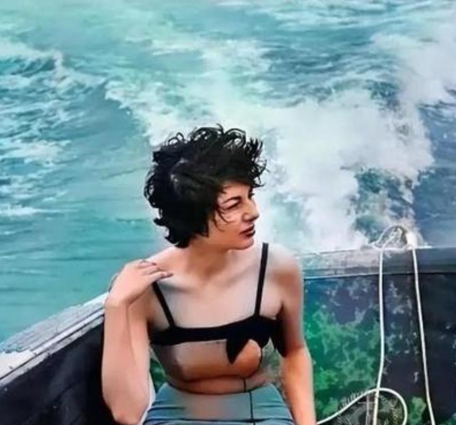 1960年，伊朗王后索拉娅因无法生育被废，为了排解苦闷，她天天购物四处旅游散心，