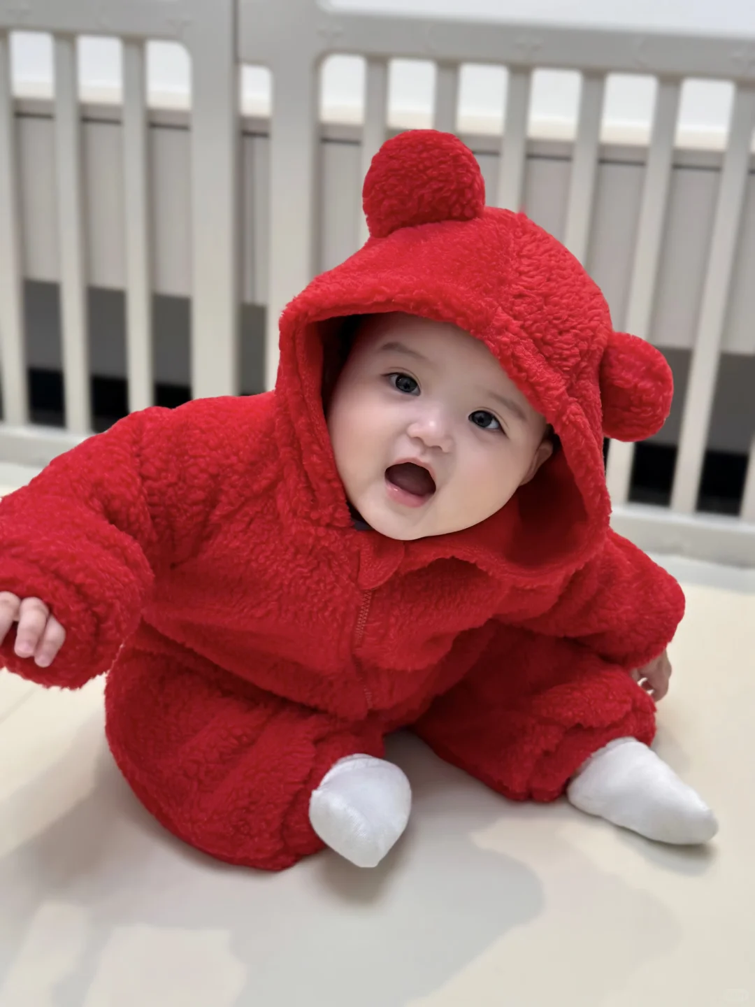 好喜欢我的胖宝宝，真像一个小手办呀～