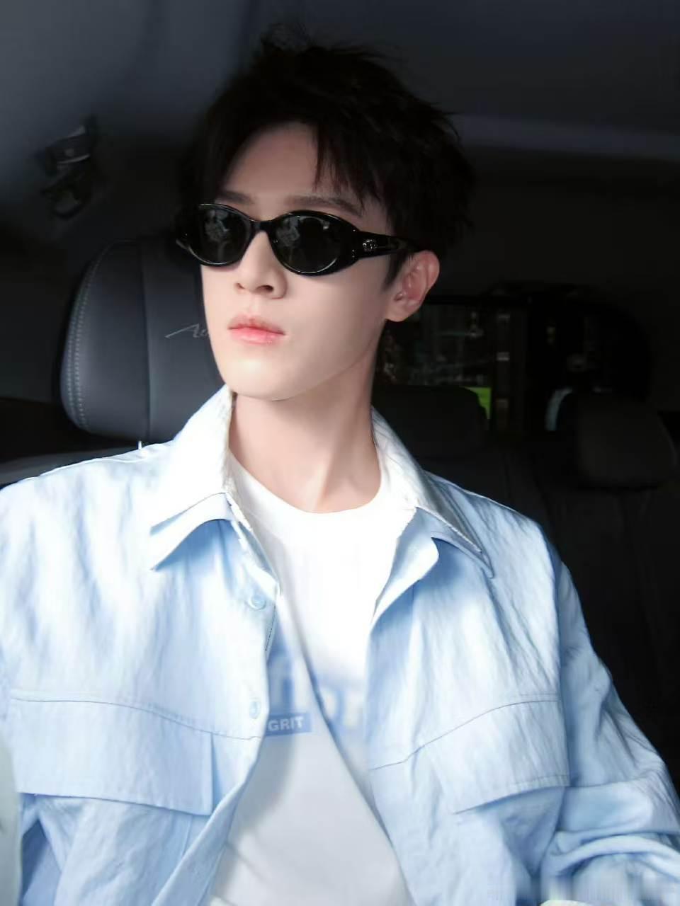 白鹿一脸惊讶又可爱的小表情白鹿李昀锐演我网购 白鹿那个瞪眼又捂嘴的表情，李昀锐那