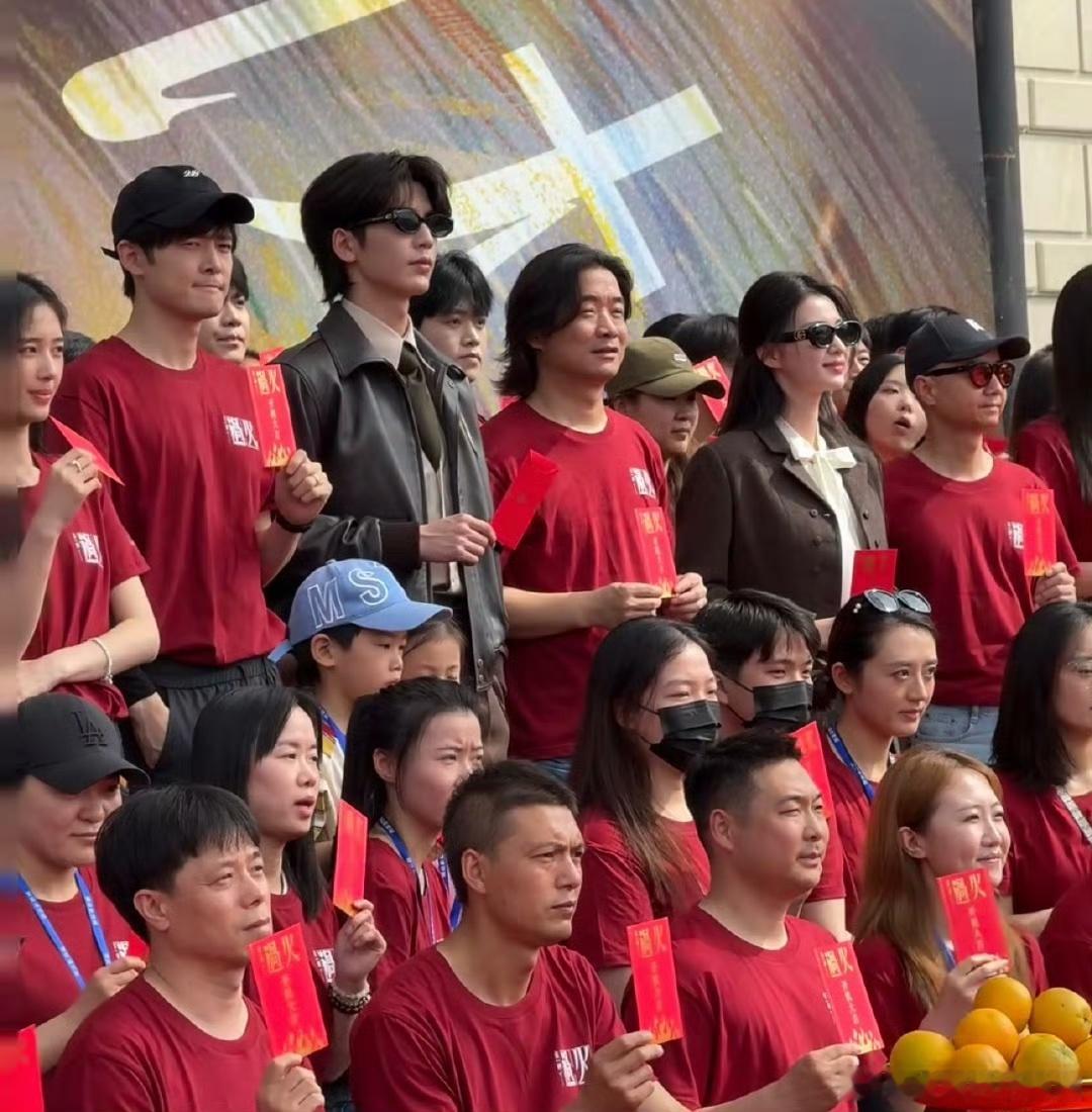 张凌赫王楚然新剧开机合照张凌赫王楚然开机合照张凌赫王楚然开机合照，哇塞哇塞，哇哦