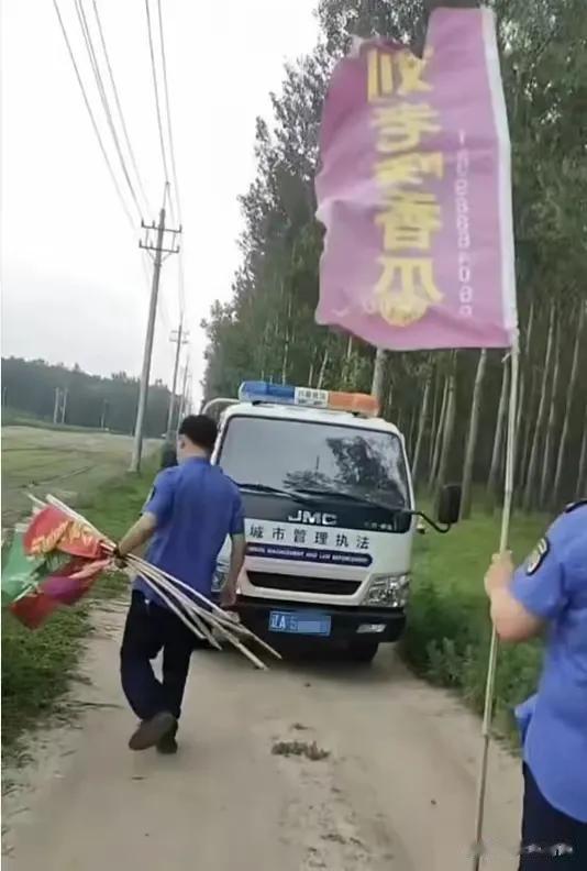 进城卖瓜不让摆摊，在瓜地里卖瓜不允许拉横幅打广告。谁来关心农民的赚钱生存问题呢？