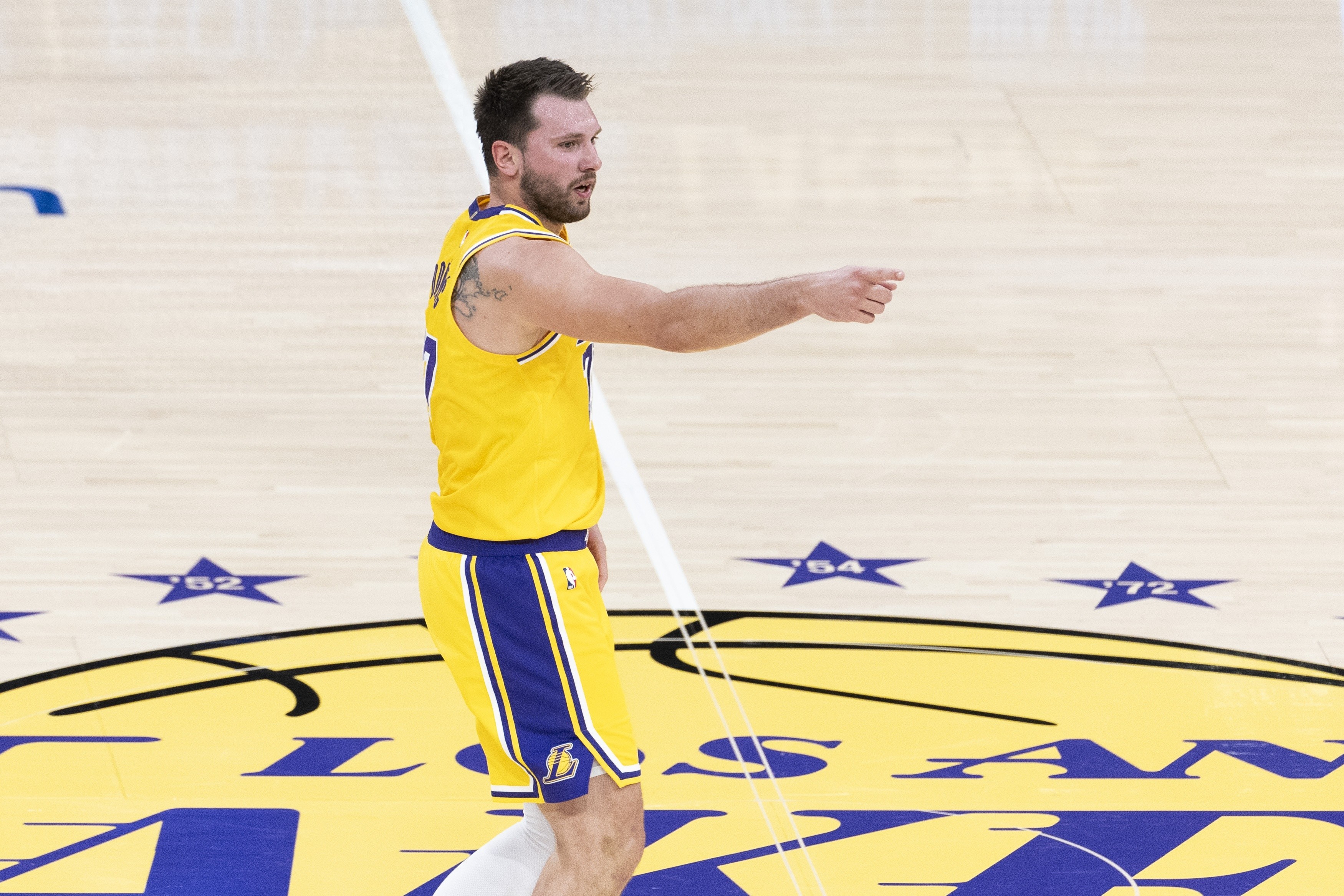 【🏀传奇时刻！东契奇在湖人的三分球，历史地位再进一步🚀】在东契奇的精彩表现下