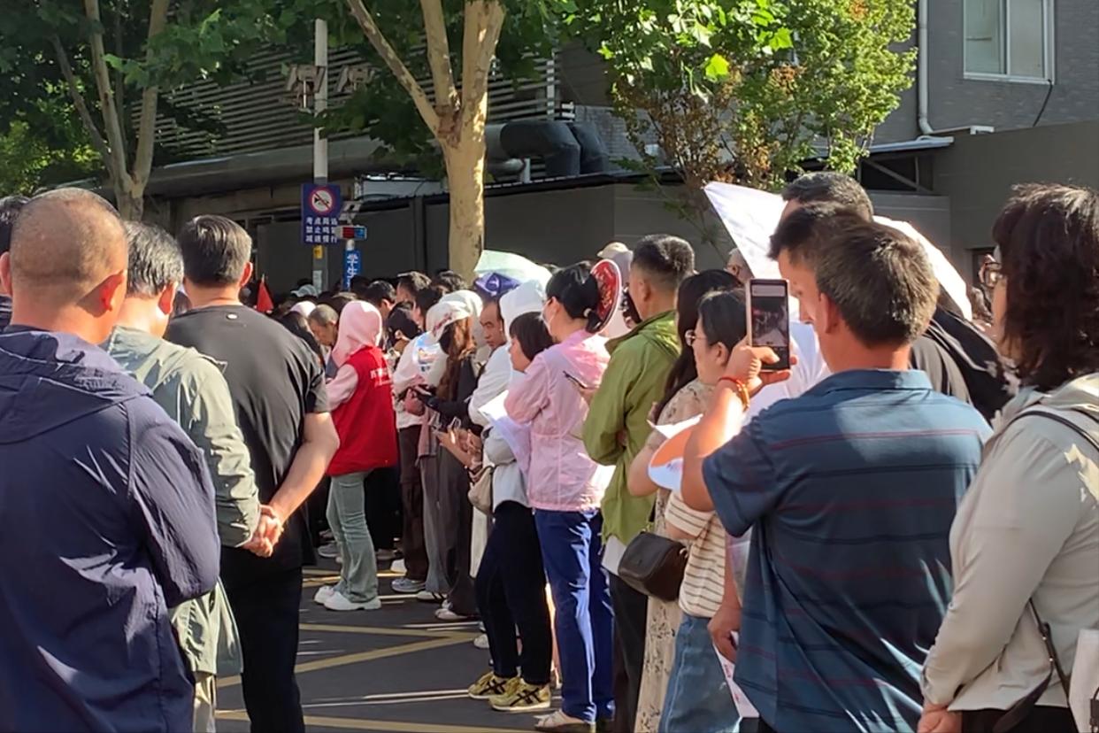6月7号下午5点，山东师大附中考场门口，一个男生苦笑着摆手——平时模拟120，今