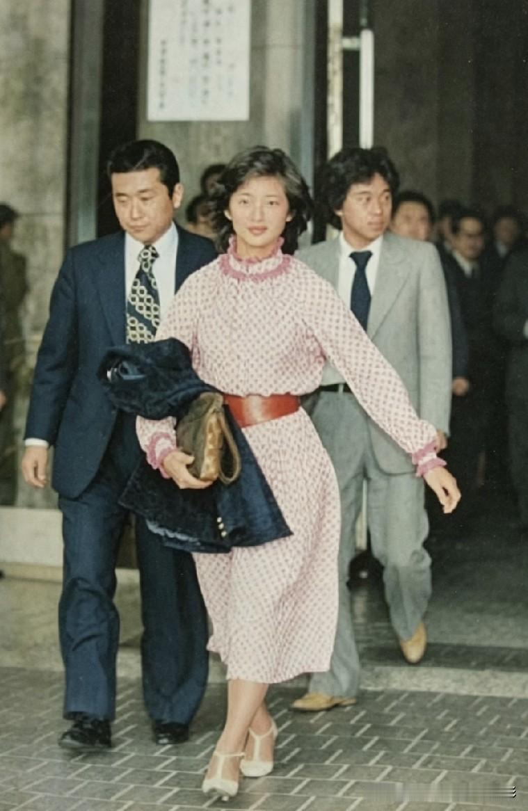 八十年代山口百惠这身穿搭放到现在依旧耐看，为什么复古风格永不过时？