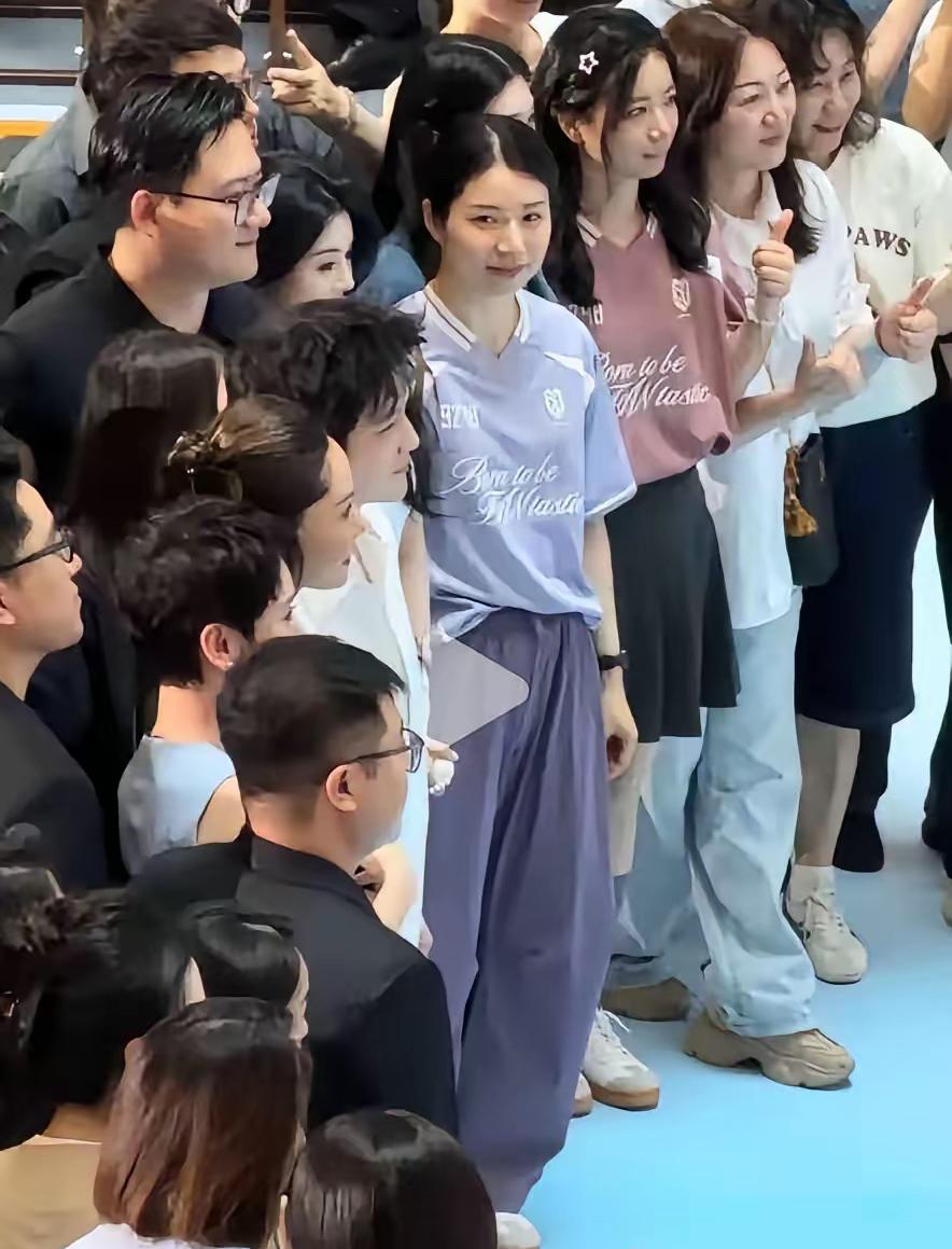 一张大合照火出圈
这个女生凭啥被全网夸
现场所有人都转头盯着镜头，只有她安安静静