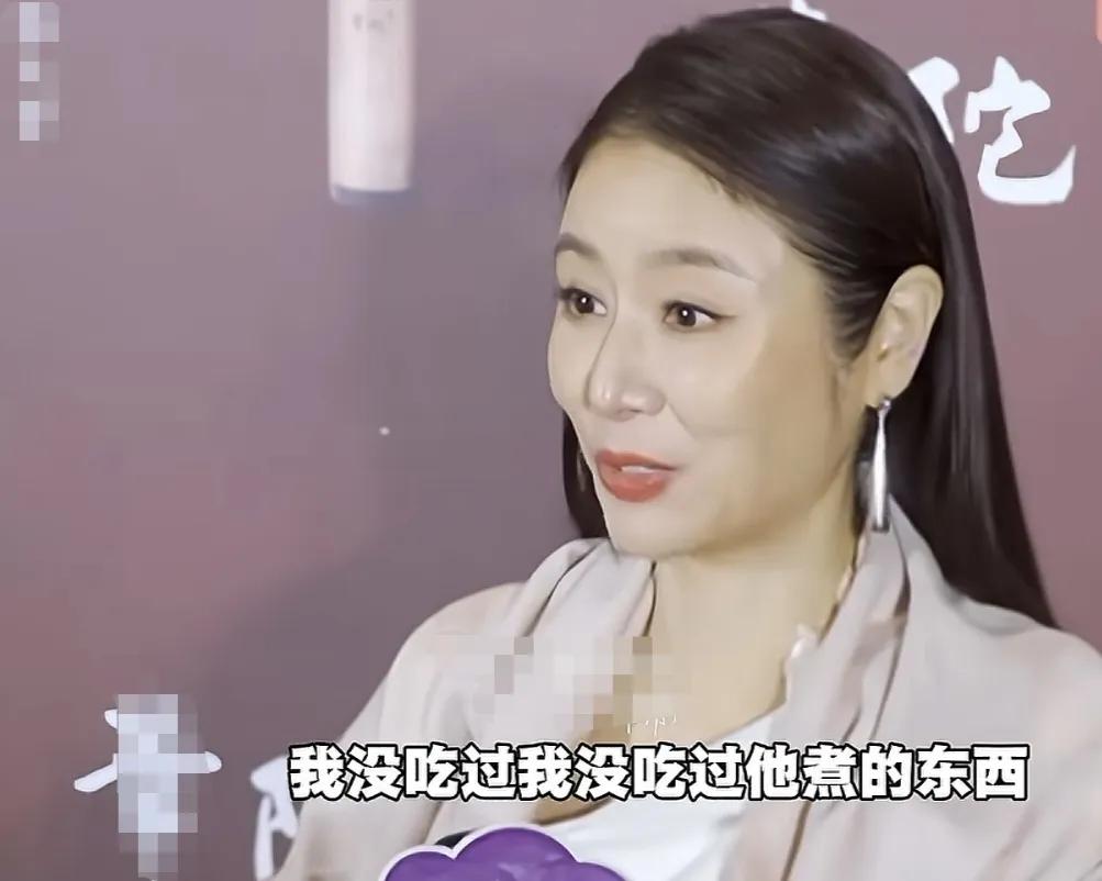 林心如在采访中透露霍建华婚后没下过厨，说：“我没吃过他煮的东西，他帮我倒过水，他