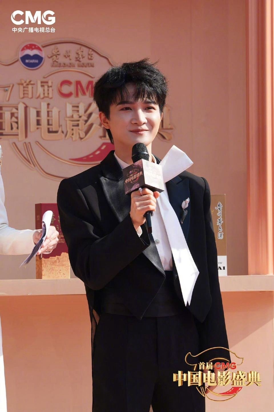 周深胸前是什么周深把自己打包成了个礼物春分惊喜上线！黑白燕尾搭配超大蝴蝶结，薄纱