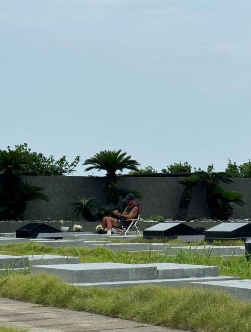 具俊晔坐在大S的墓地旁网友在陵园偶遇具俊晔坐在大S的墓地旁，他是真的爱大S。陵园
