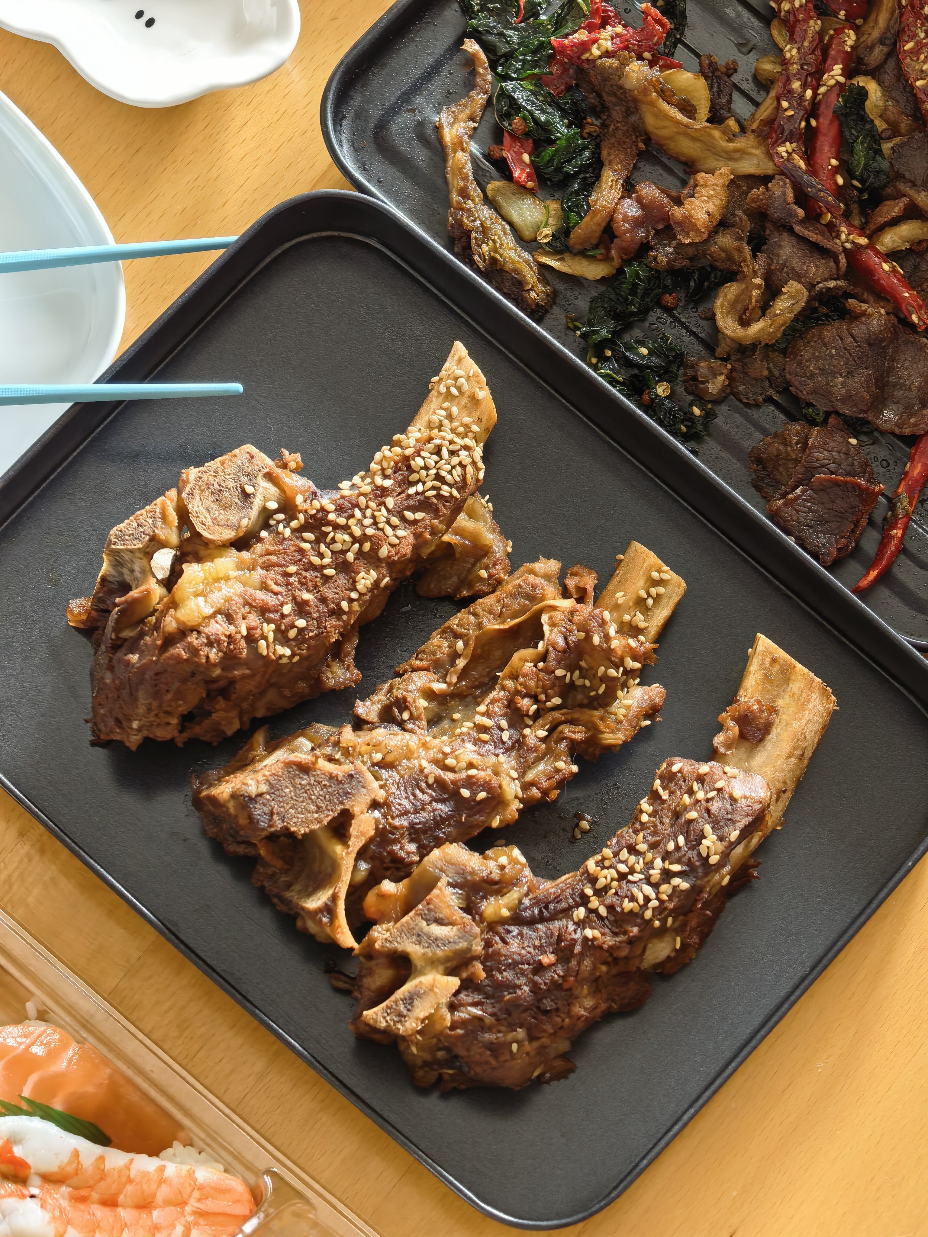 今天午饭的幸福感，爆棚了。山姆的熟食和三文鱼都很不错。薄荷风干牛肉果然很好吃，不