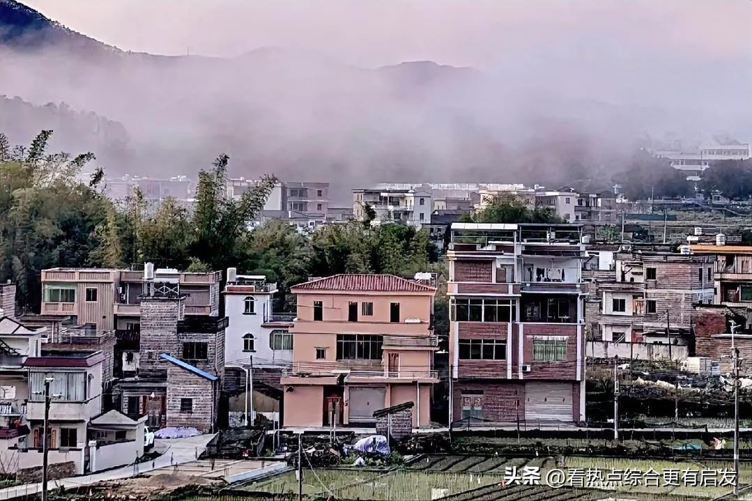 《晨雾漫山村！一幅流动的水墨乡村画》
晓雾如纱绕碧峰，
村居错落景重重。
新楼错