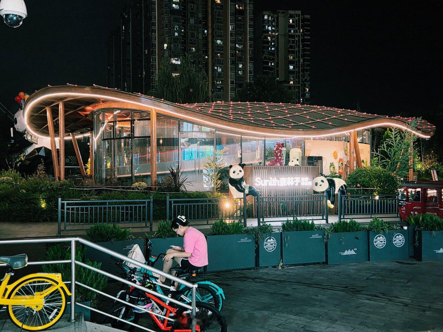我被成都的夜晚迷住了成都街拍走街串巷最成都城市影像记手机摄影爱好者夜晚的蓉城。 