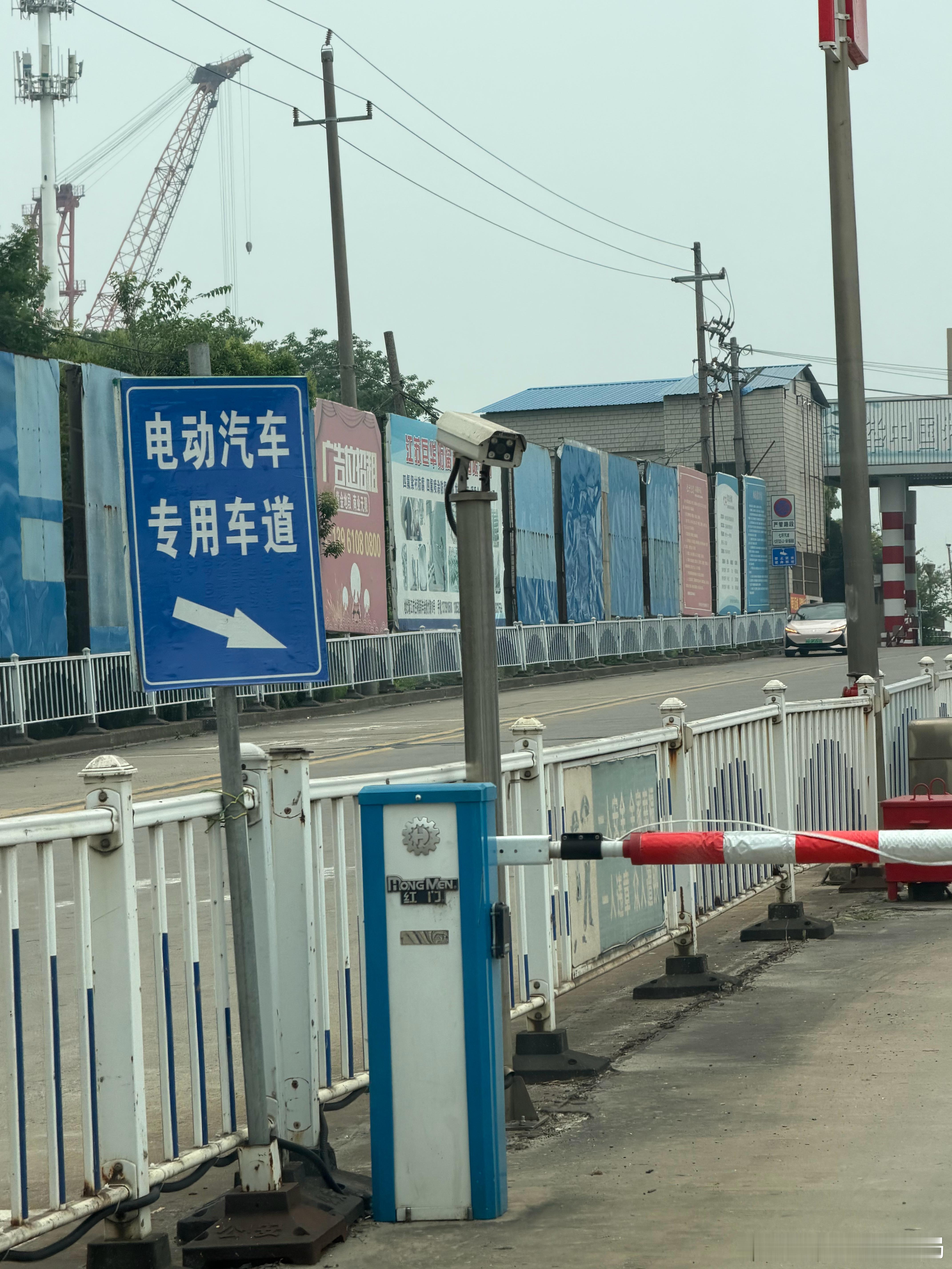 坐个轮渡，我合理猜测一下为什么让你开电车的走专用通道，其实就是让你排队最后上船，