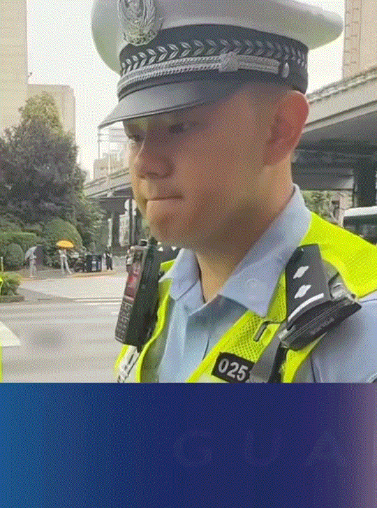 上海，一名男子骑电动自行车搭载妻子被交警查处违规载人。可男子明明知道违反了“电动