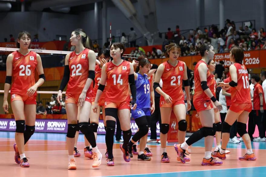 日本女排彻底尴尬了！
第三局10:2领先中国女排，日本场上球员、主教练以及替补席