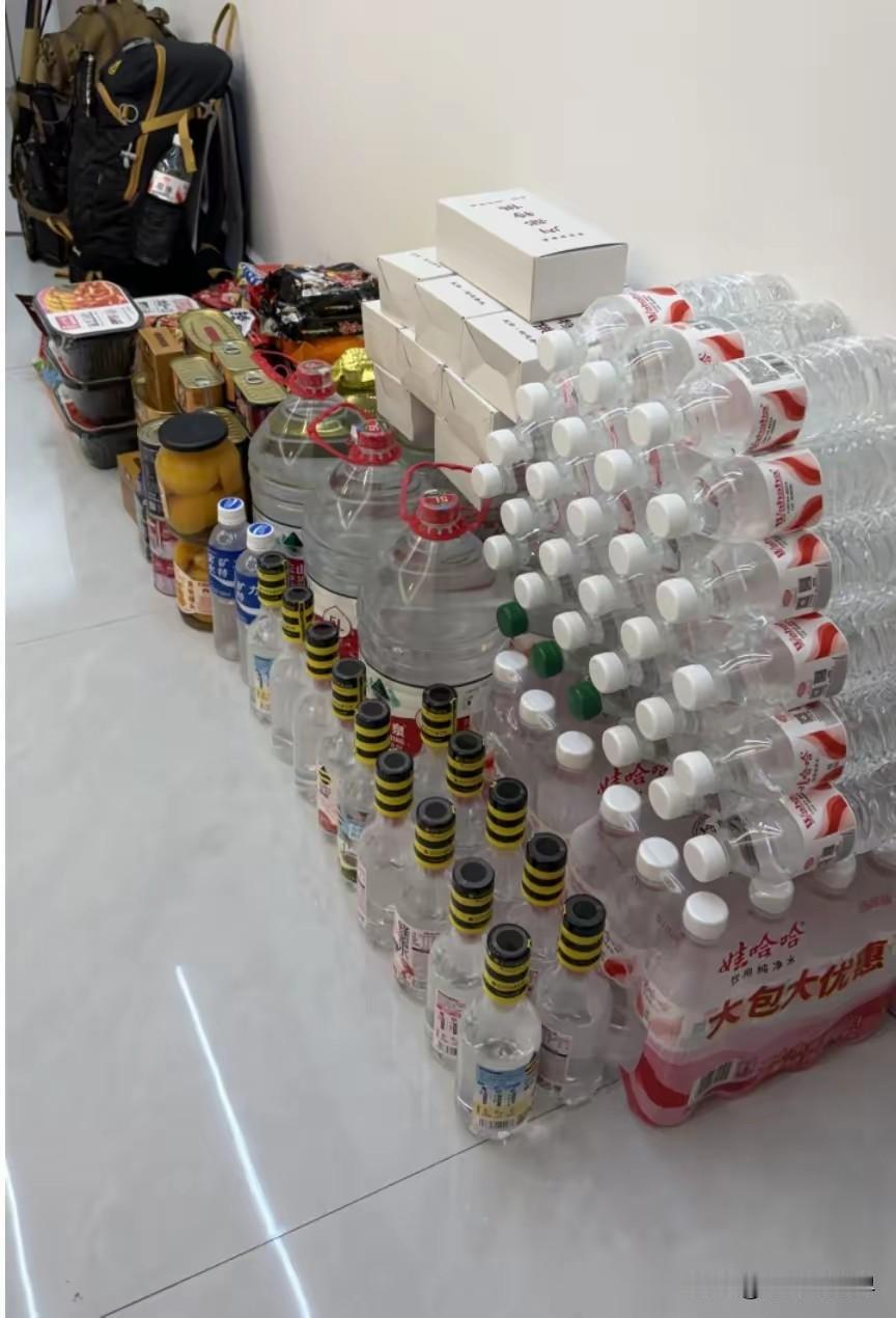 乖乖，这阵仗，真是给足了台风面子。

准备这么一大堆物资，台风都不好意思不来了！