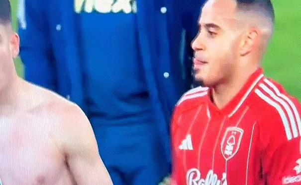 第99分钟面对空门，萨维尼奥连庆祝动作都摆好了，下一秒却气得差点当场飙泪。一个身