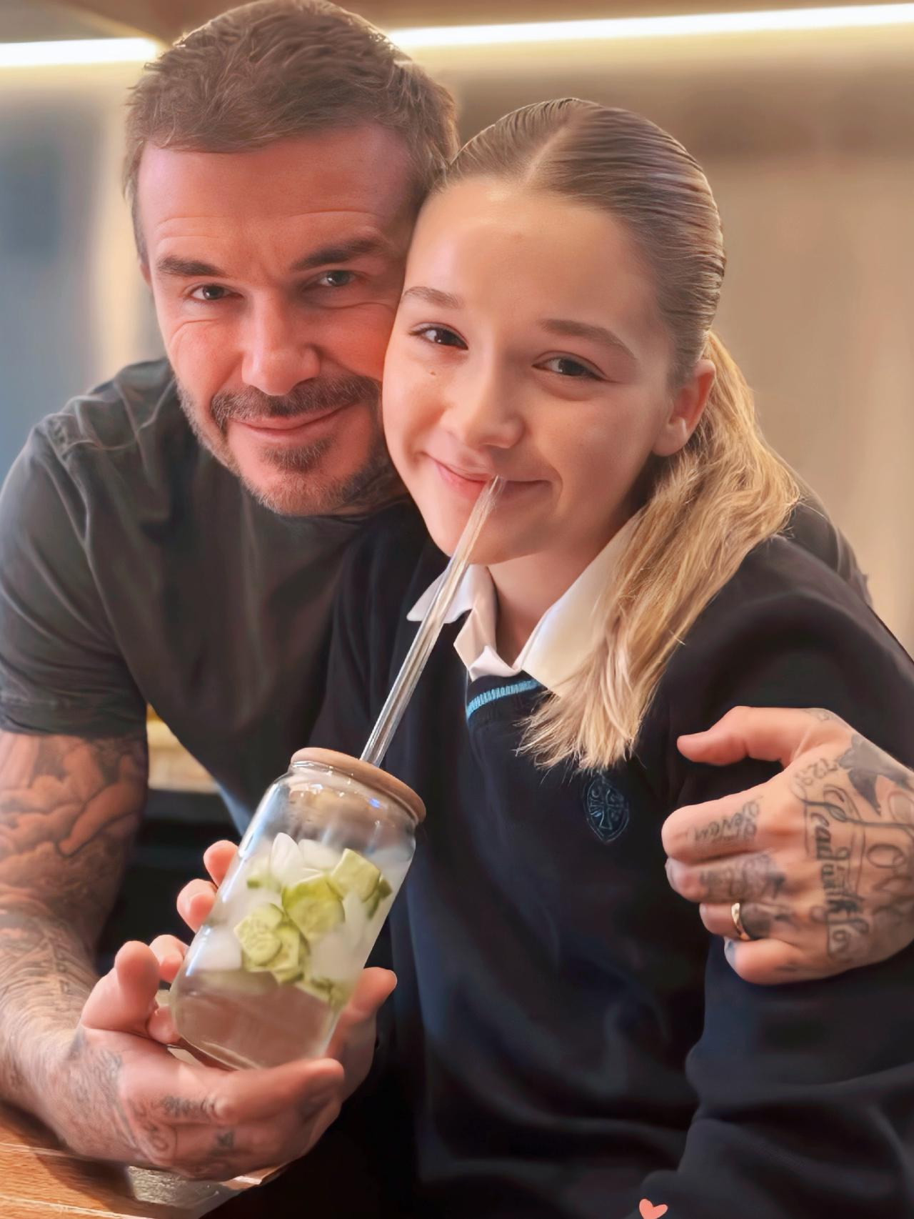 贝克汉姆终于赢了！闺女像爸爸，准没错，这“照骗”不骗，一个模子刻出来。[笑哭]