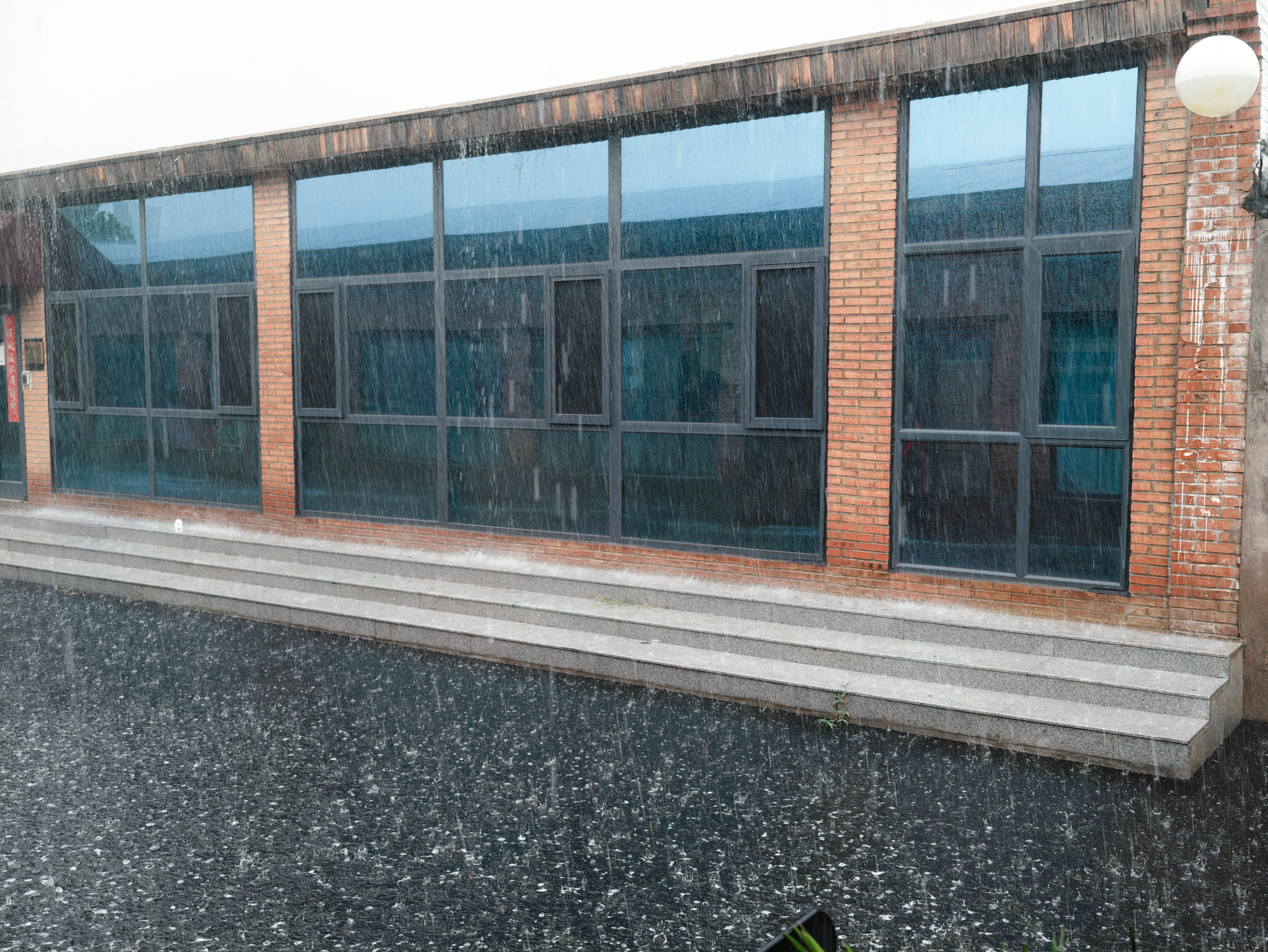 北京突然就下起暴雨了这雨量，又是哪位仁兄在渡劫