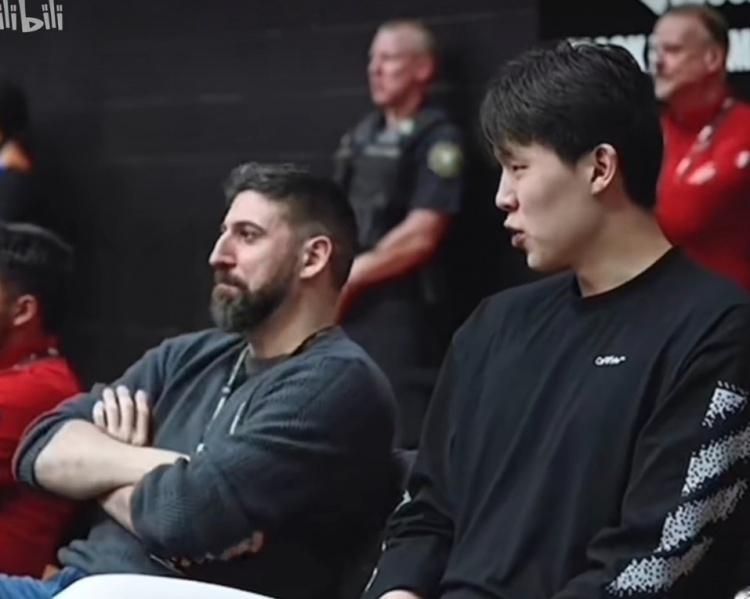 4月10日讯 今日杨瀚森的纪录片《跃向浩瀚》第6期开播。其中杨瀚森和开拓者的副总