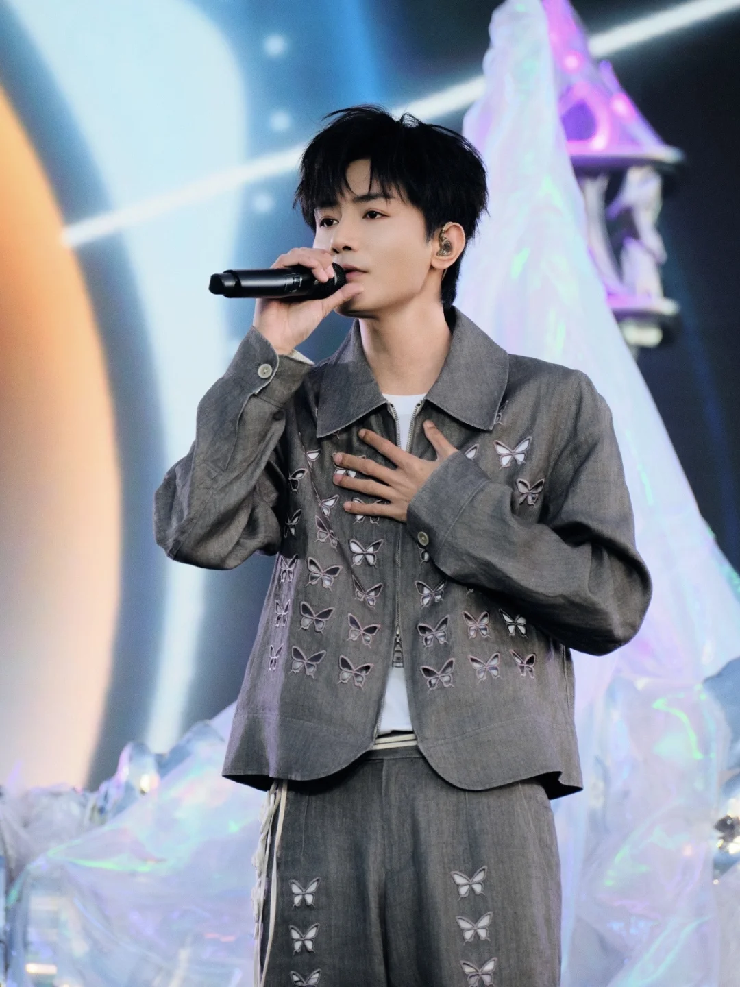 设备顶配+超长T台，队长可以走到我们中间来互动，距离感瞬间拉近。