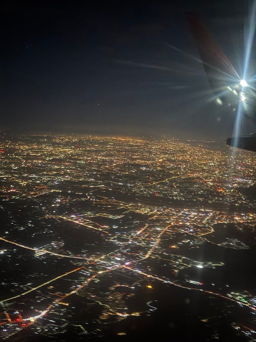 晚点了一个半小时，搞得太晚了明天早上还要去开会 深圳·深圳宝安国际机场