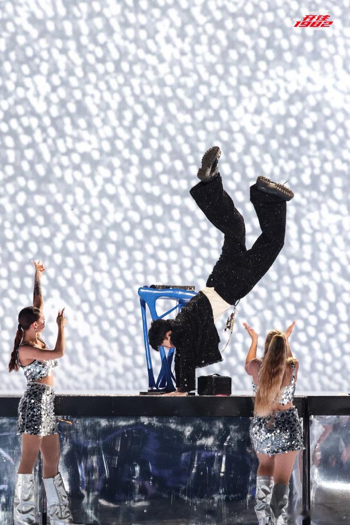 #张杰从第37场到第137场# #张杰从体育馆一步步走到了体育场# ​张杰从第 