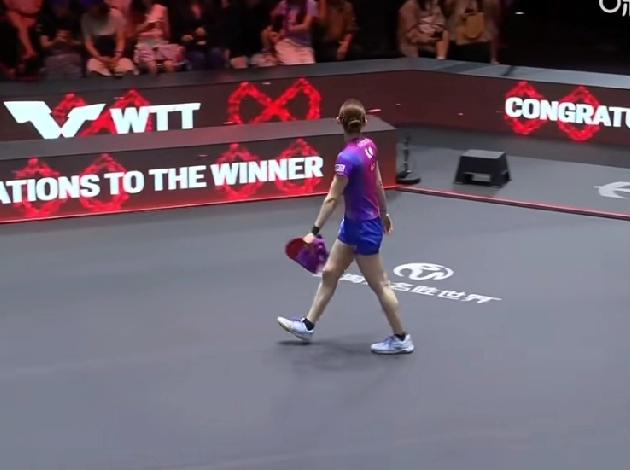 早田希娜这是学张本智和呀！

竟然也把比赛衣服和裤子穿差了！哈哈，估计在电视机旁